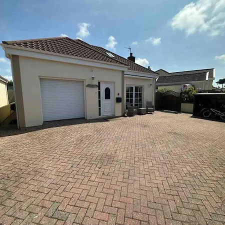 بيت للعطل Three Bedroom Family With Gym!
