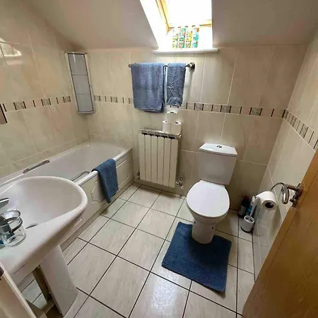 بيت للعطل Three Bedroom Family With Gym!