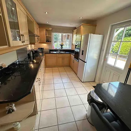 بيت للعطل Three Bedroom Family With Gym!